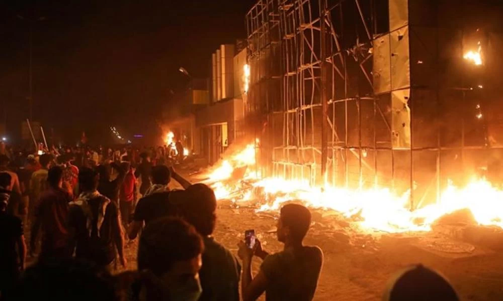 Διαδηλώσεις στο Ιράκ: Φωτιά στο γραφείο του κοινοβουλίου στη Βασόρα
